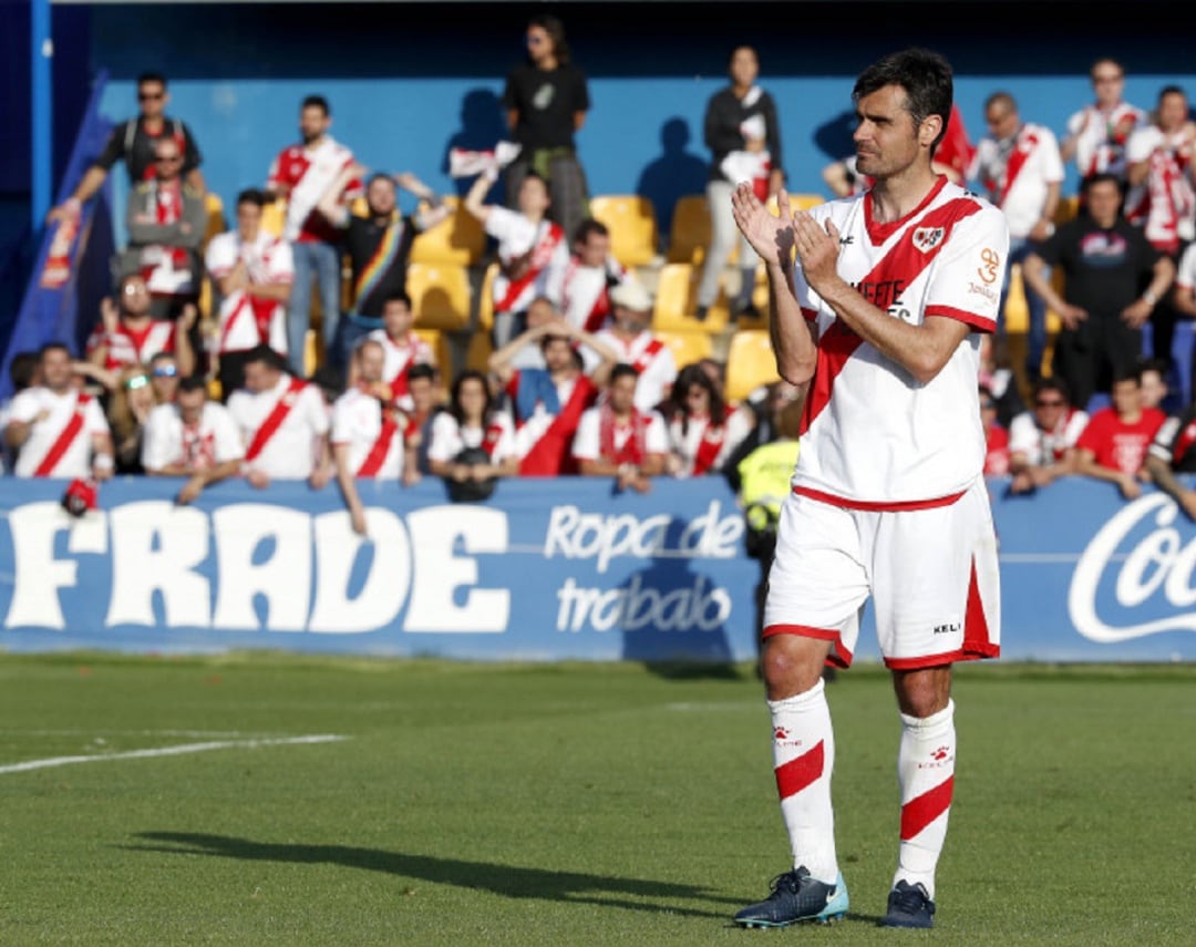 Dorado, en una imagen con al camiseta del Rayo Vallecano, llega para aportar su experiencia