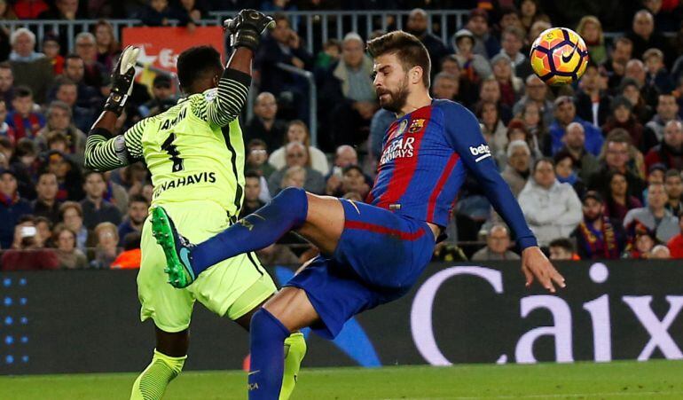 Kameni desbarata una ocasión de Gerard Piqué.