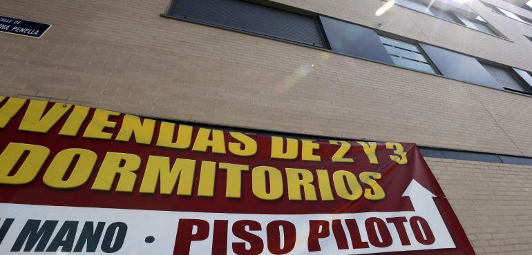 GRA229. MADRID, 05/08/2015.- Cartel de venta de viviendas hoy en un edificio de Valdebebas, Madrid. La compraventa de viviendas cogió fuerza en junio y se incrementó el 17 % con respecto al mismo mes de 2014, encadenando así 10 meses consecutivos de incre