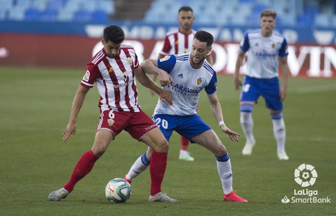 Burgui lucha por un balón en el partido contra el Almería