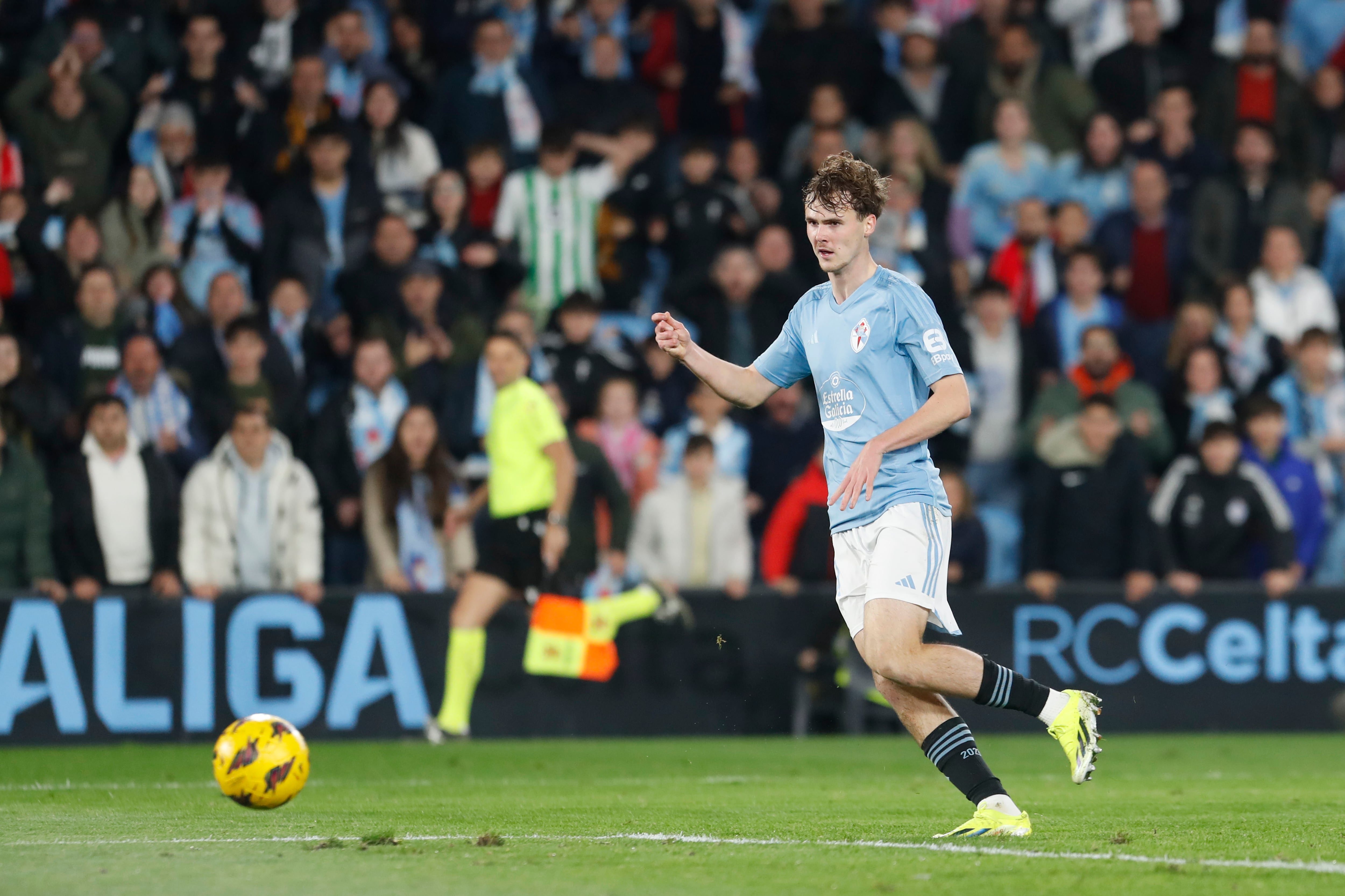 VIGO (PONTEVEDRA), 03/01/2024.- El centrocampista sueco del Celta, Williot Swedberg, tras golpear el balón para conseguir el segundo gol del equipo gallego durante el encuentro correspondiente a la jornada 19 de Laliga EA Sports que Celta y Betis han disputado hoy miércoles en el estadio de Balaidos, en Vigo. EFE / Salvador Sas.
