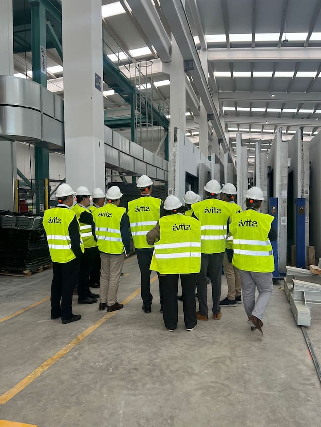 Una veintena de decanos de Colegios Profesionales de Ingenieros Industriales a la fábrica Ávita de construcción industrializada en Aranda