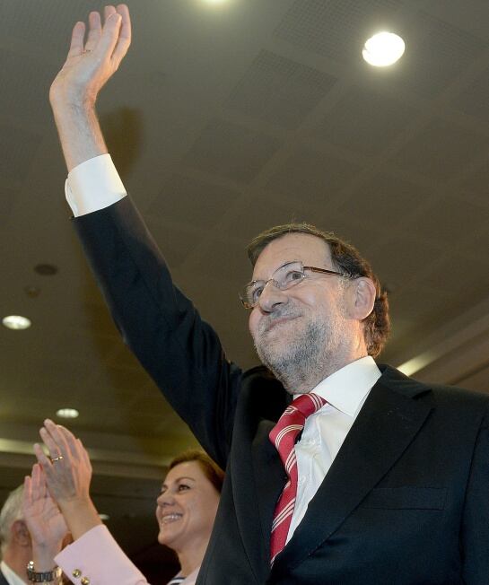 El presidente del Gobierno, Mariano Rajoy, saluda a sus militantes