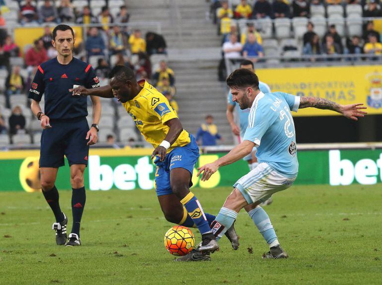 El defensa del Celta de Vigo Carles Planas (d) y el centrocampista de la U.D. Las Palmas Wakaso Mubarak pelean un balón 