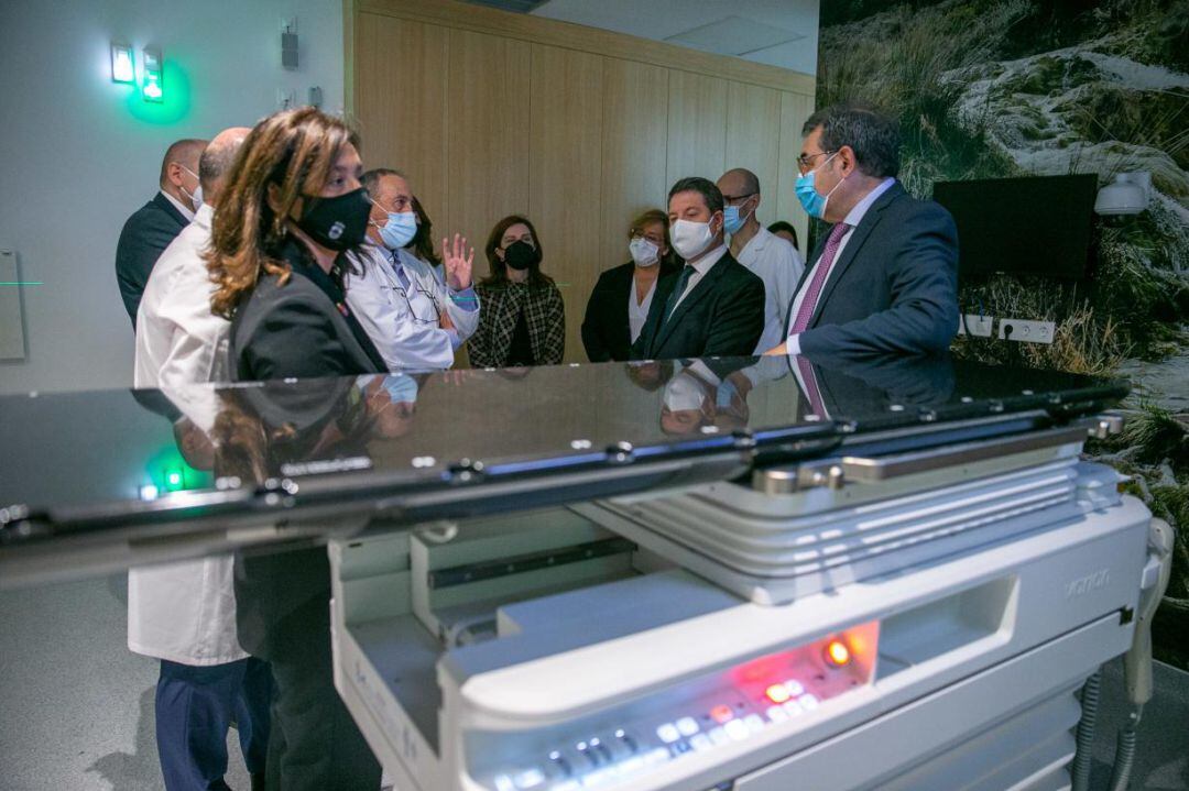 El presidente de Castilla La Mancha, Emiliano García Page junto a las autoridades que han conocido, in situ, el acelerador lineal instalado en el hospital general de Ciudad Real.