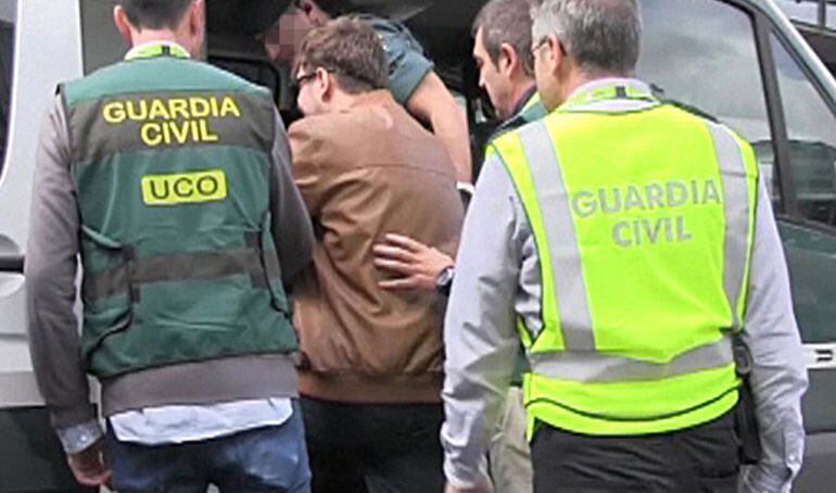 Imagen de vídeo facilitado por la Guardia Civil de la llegada hoy al aeropuerto de Barajas de Patrick Gouveia, el supuesto autor del asesinato de los cuatro miembros de una familia brasileña en Pioz (Guadalajara), quien pasará la noche en dependencias de 