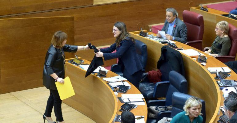 Isabel Bonig entrega una camiseta a la vicepresidenta del Consell, Mónica Oltra