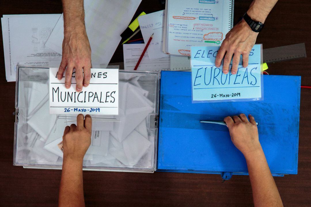 Una persona ejerce su derecho al voto durante las elecciones municipales y europeas del 26M en la Comunitat Valenciana