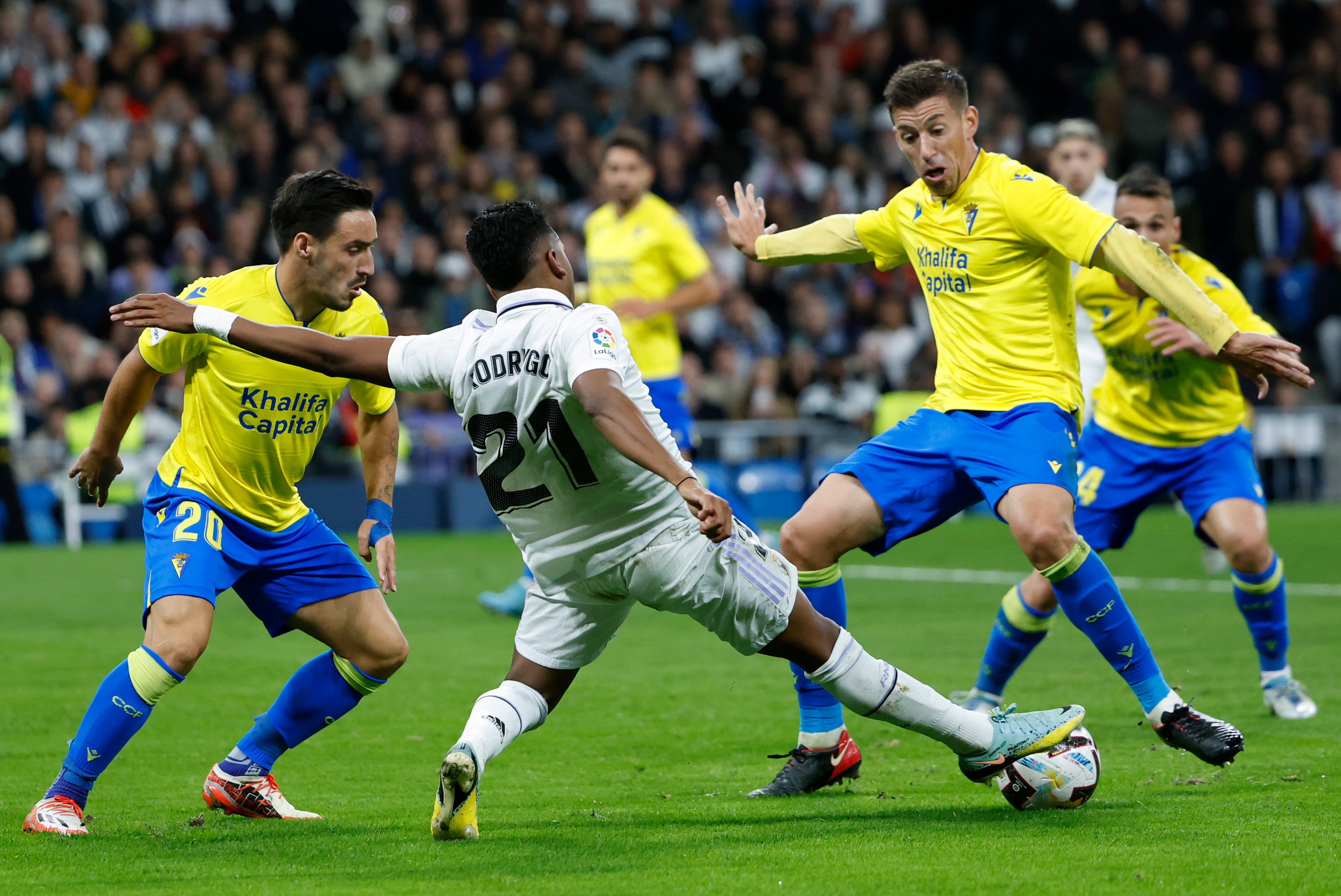 MADRID, 10/11/2022.- El delantero brasileño del Real Madrid, Rodrygo (c), disputa el balón ante los jugadores del Cádiz, Rubén Alcaraz (d) e Iza Carcelén, durante el encuentro correspondiente a la jornada 14 de primera división que disputan hoy jueves en el estadio Santiago Bernabéu, en Madrid. EFE / Juanjo Martín.
