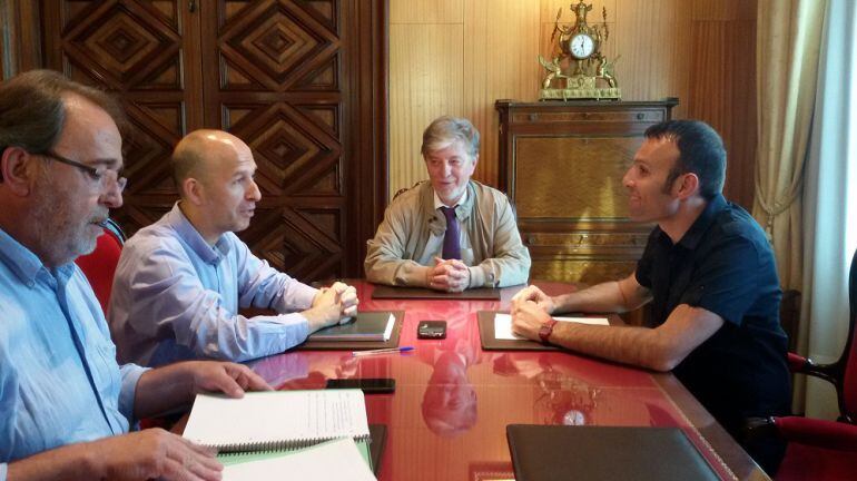 El alcalde Pedro Santisteve y el portavoz de Zaragoza en Común, Pablo Muñoz, se han reunido con los portavoces de PSOE, Carlos Pérez Anadón, y el de CHA, Carmelo Asensio