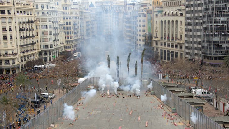 Dolores, floristas de la plaza del Ayuntamiento, denuncia que, por primera vez, les obligan a salir de sus locales durante la mascletà