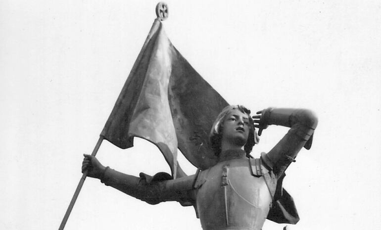 Estatua de Juana de Arco en la Place du Martroi de Jargeau (localidad del centro de Francia), realizada por Alfred-Désiré Lanson.