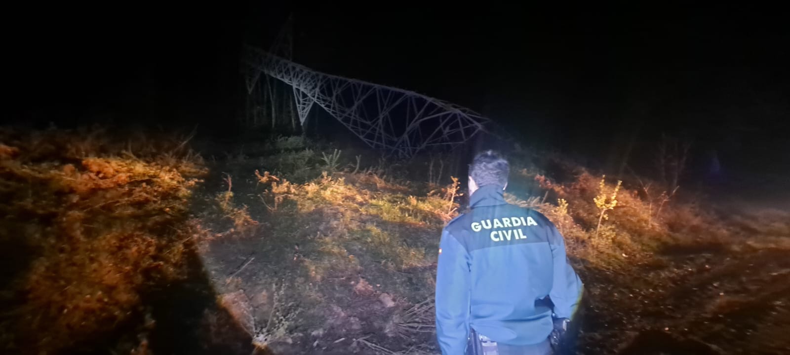 La caída de una torre de alta tensión provoca un incendio en una zona de monte bajo en Arbizu