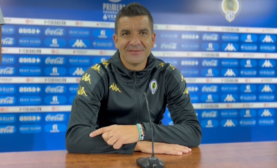 Rubén Torrecilla, entrenador del Hércules, en la sala de prensa del Rico Pérez