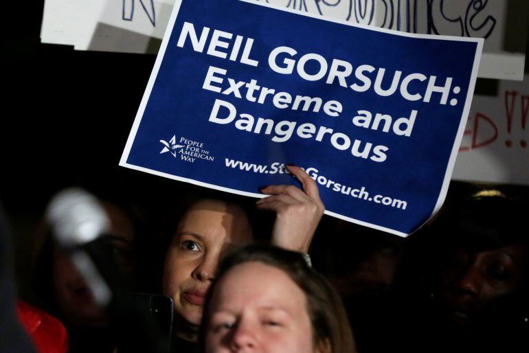 Protestas en la puerta del Supremo de EEUU contra la designación de Neil Gorsuch como juz vitalicio del Alto Tribunal. En la pancarta se puede leer: &quot;Neil Gorsuch, extremista y peligroso&quot;