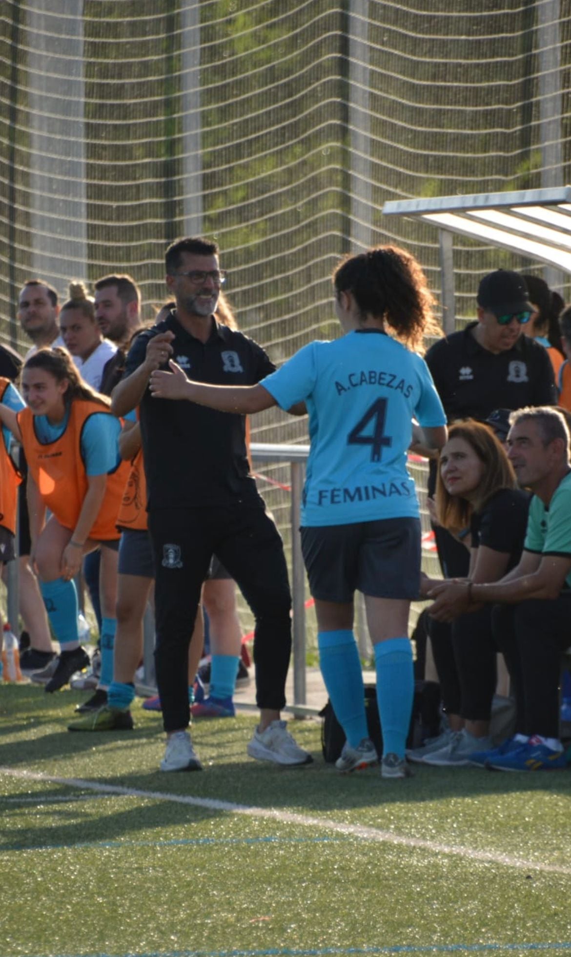 El técnico Ponce y la capitana Ángela Cabezas, celebrando el ascenso.