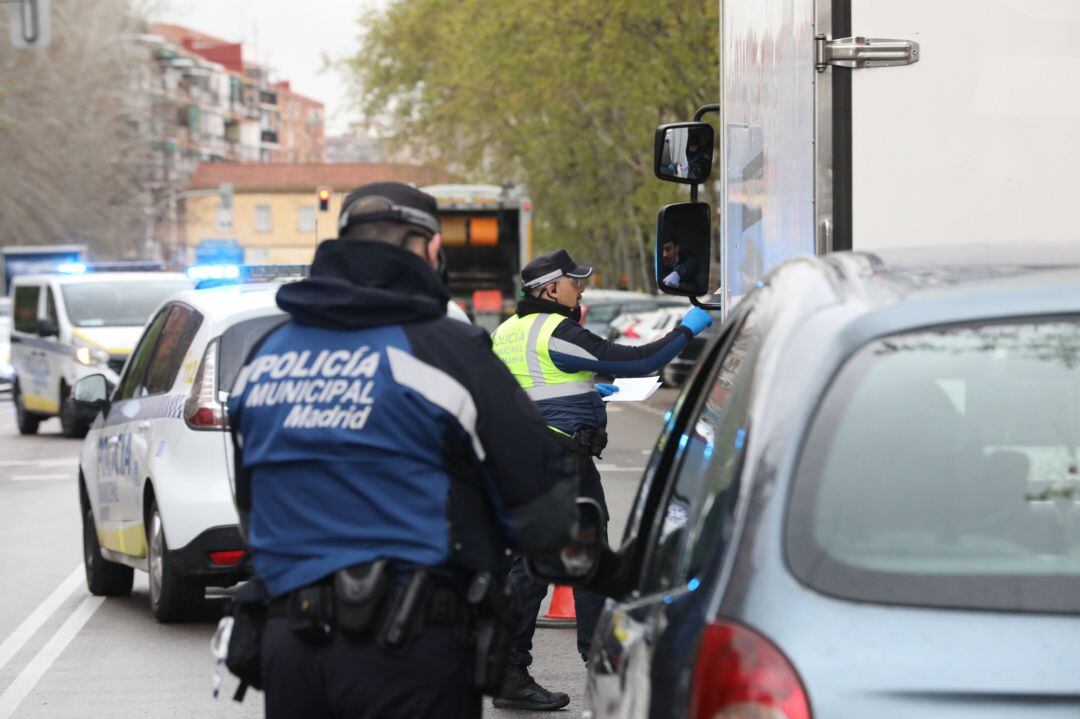 Dos policías municipales dan el alto a dos vehículos