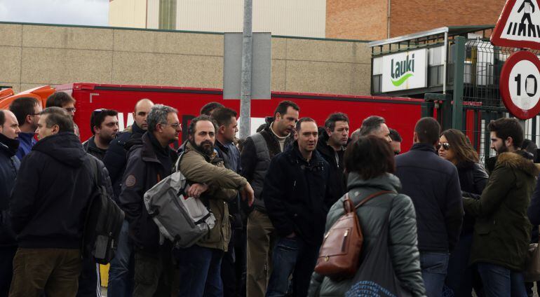 Trabajadores de Lauki concentrados a las puertas de la fábrica