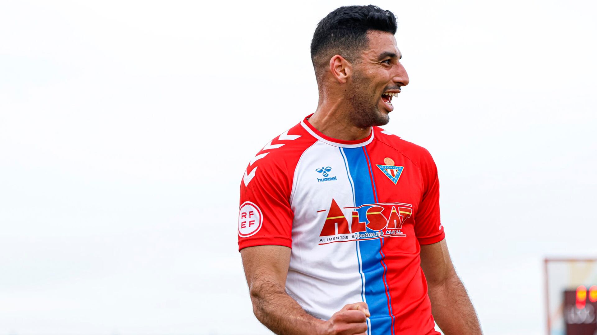 Osama Chit celebrando un gol con el CD Don Benito