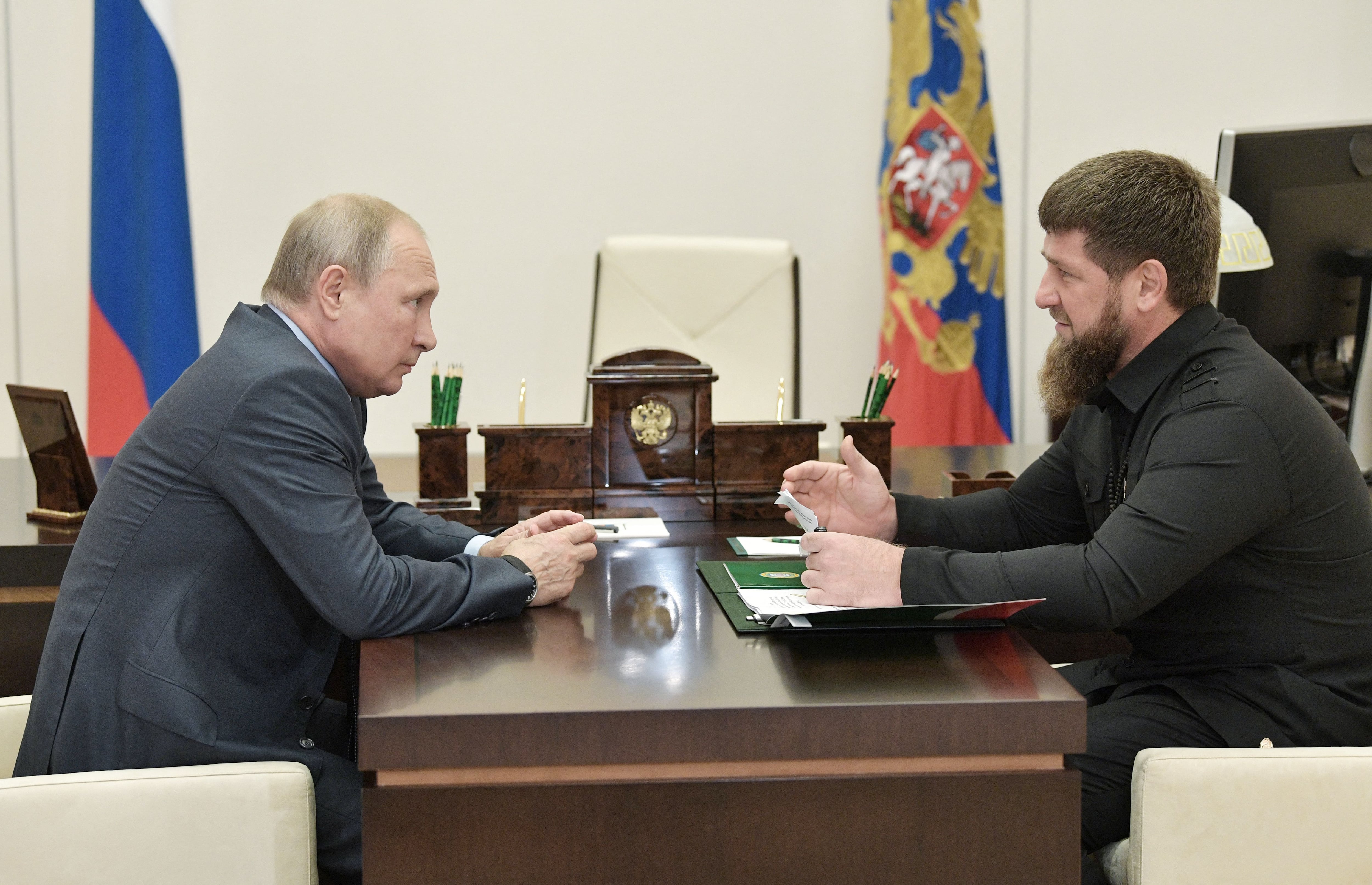 El jefe de la República de Chechenia, Ramzan Kadyrov (d), habla con el presidente ruso, Vladímir Putin, en la residencia estatal de Novo-Ogaryovo, a las afueras de Moscú, el 31 de agosto de 2019.