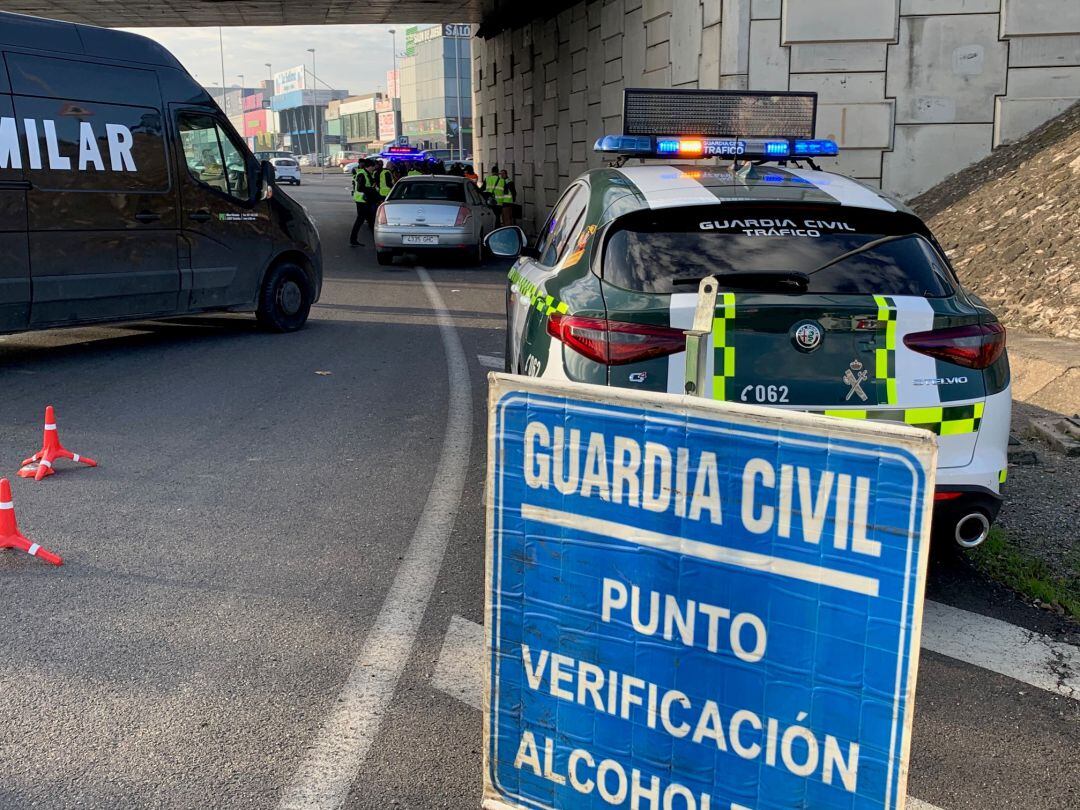 La Guardia Civil controla vehículos en la glorieta de La Torrecilla