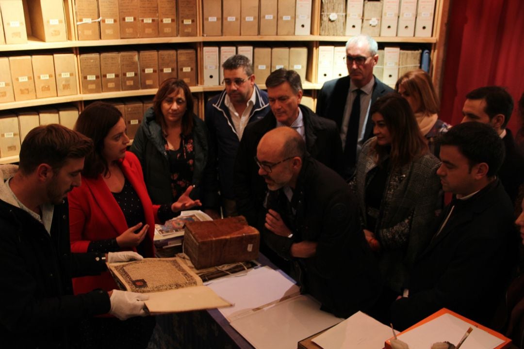 El consejero de Cultura y Turismo, Javier Ortega conoce el Archivo de los Duques de Alburquerque en su visita al Castillo de Cuéllar