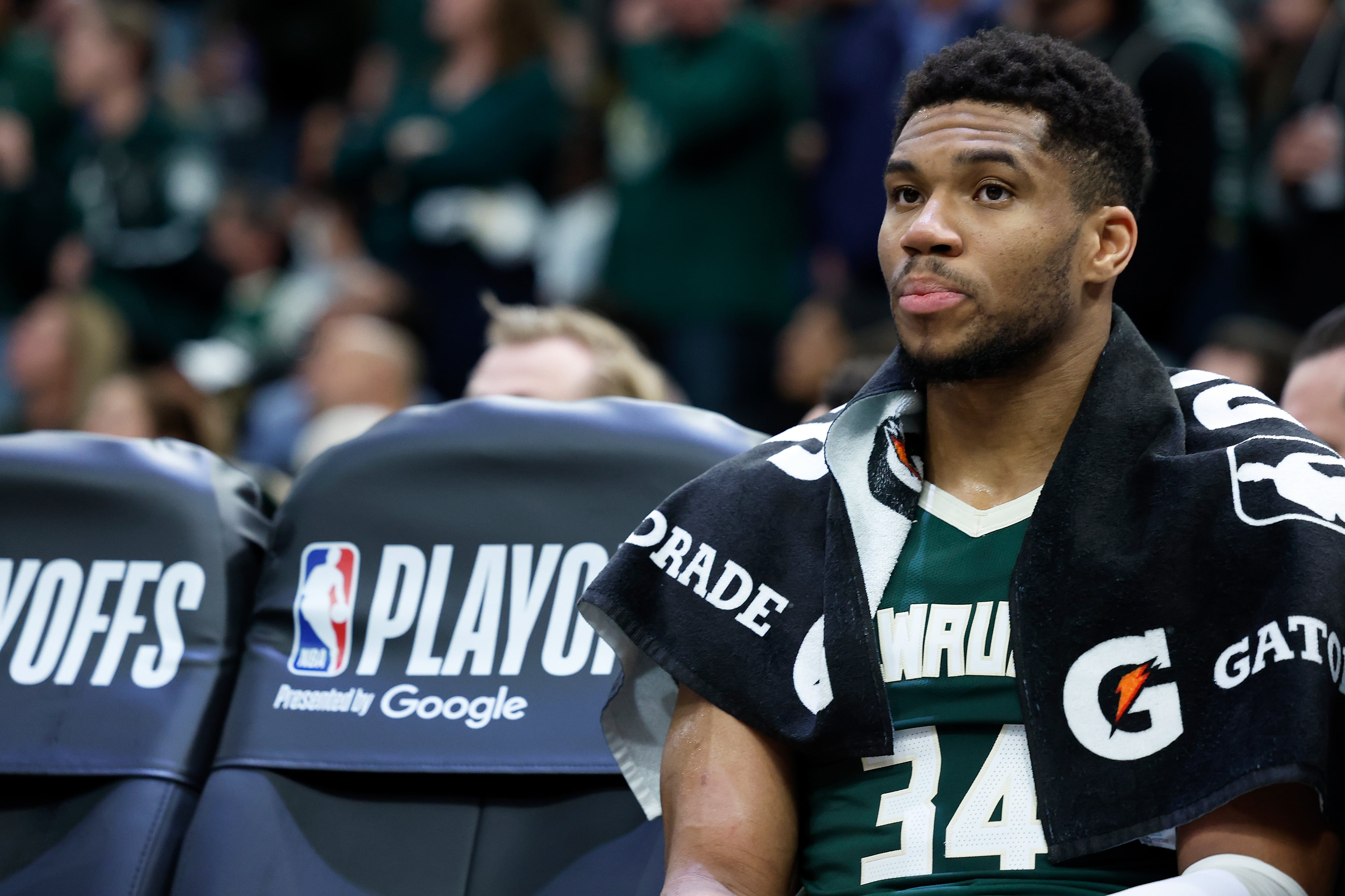 Giannis Antetokounmpo, sentado en el banquillo de los Milwaukee Bucks