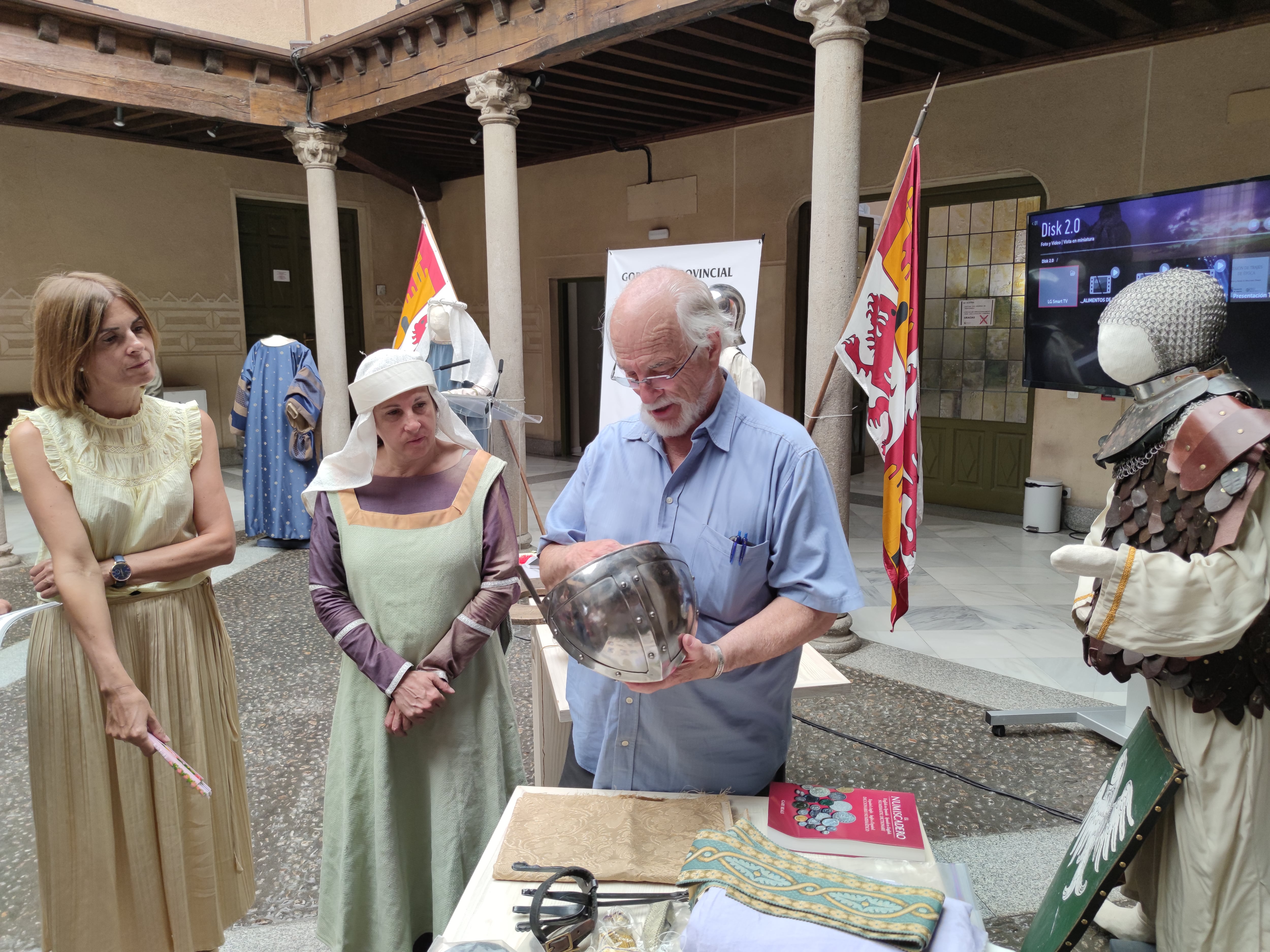 Cesión de trajes de época medieval que ha tenido lugar en el Patio de Columnas del Palacio Provincial de Segovia