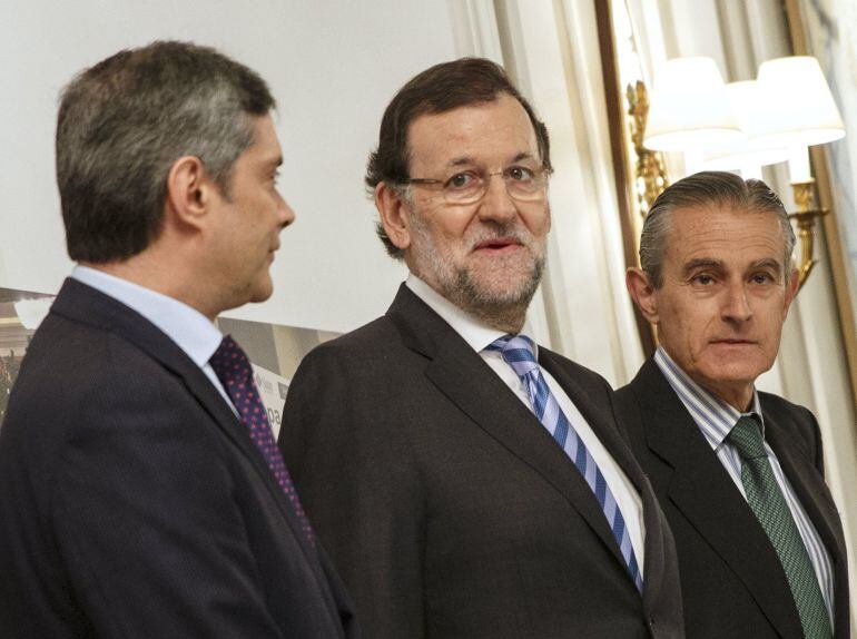 Spain&#039;s Prime Minister Mariano Rajoy (C) arrives for a news conference in Madrid, Spain, April 27, 2015. Rajoy said on Monday the economy will grow 2.9 percent this year, compared to the official forecast of 2 percent, and around the same in 2016. REUTERS