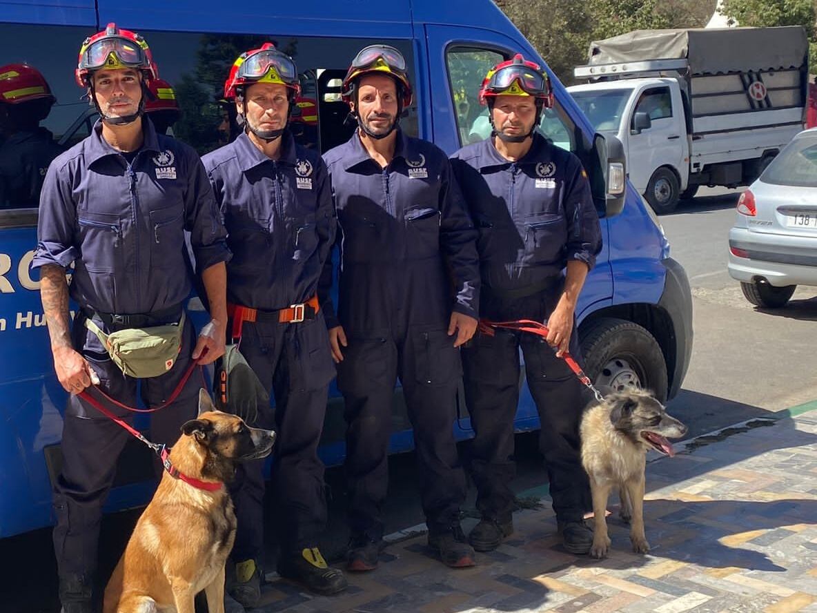 Bolo y Limón con Antonio y Pepe, los bomberos de Córdoba que colaboraron en la búsqueda de víctimas en Turquía y Marruecos