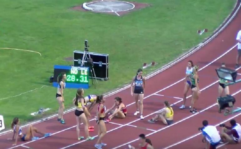 Celia Antón -en pie, de azul- tras finalizar la prueba en la pista de Los Pajaritos.