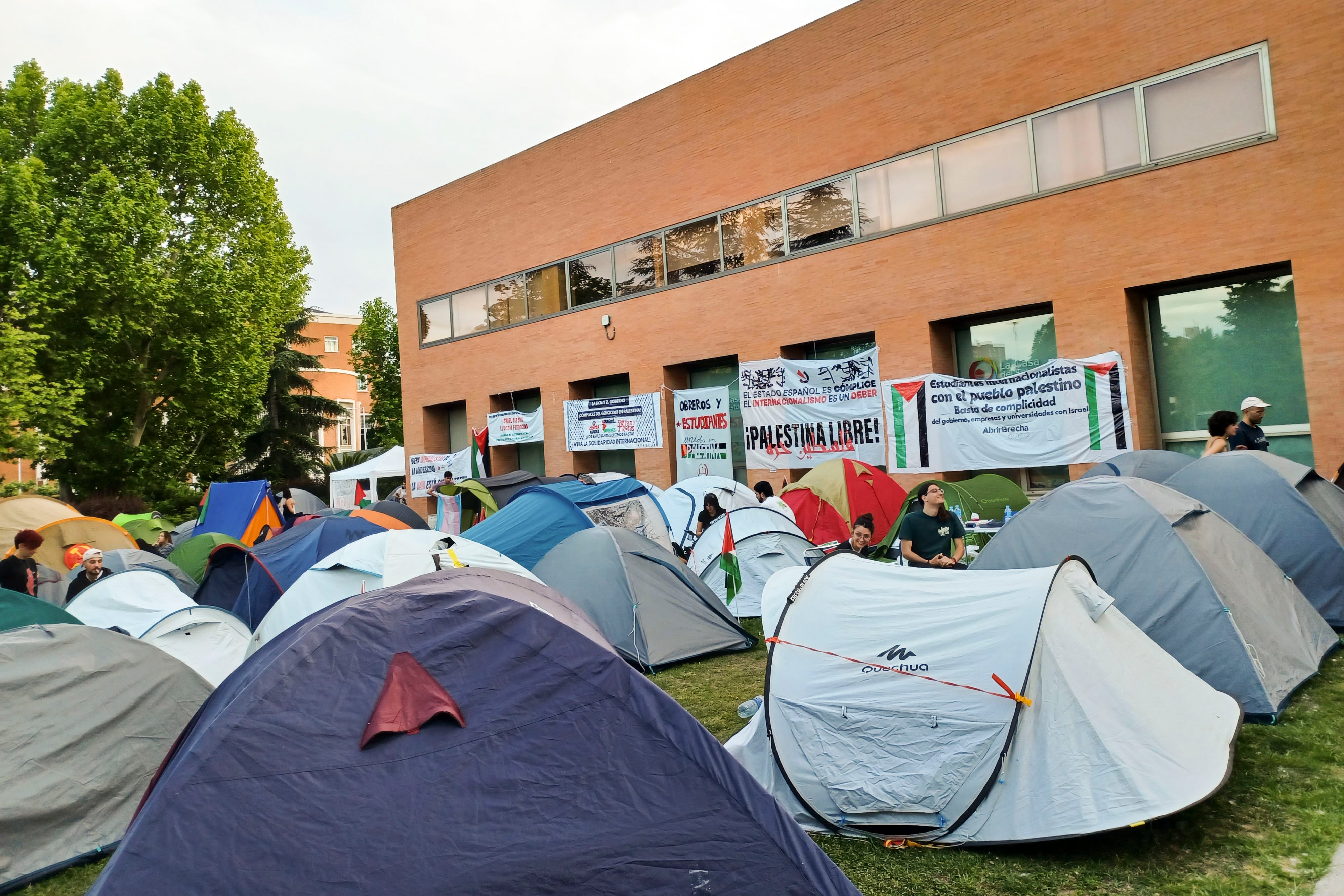 Cuarto día de acampada indefinida de estudiantes a favor de Palestina en la explanada de la Universidad Complutense, en Madrid.