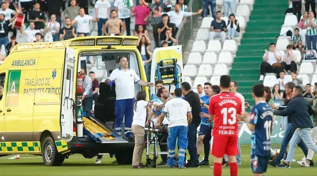 Gudelj cayó desplomado y tuvo que ser evacuado en ambulancia.
