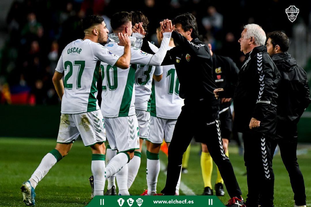 Los jugadores del Elche celebran un gol en el Martínez Valero