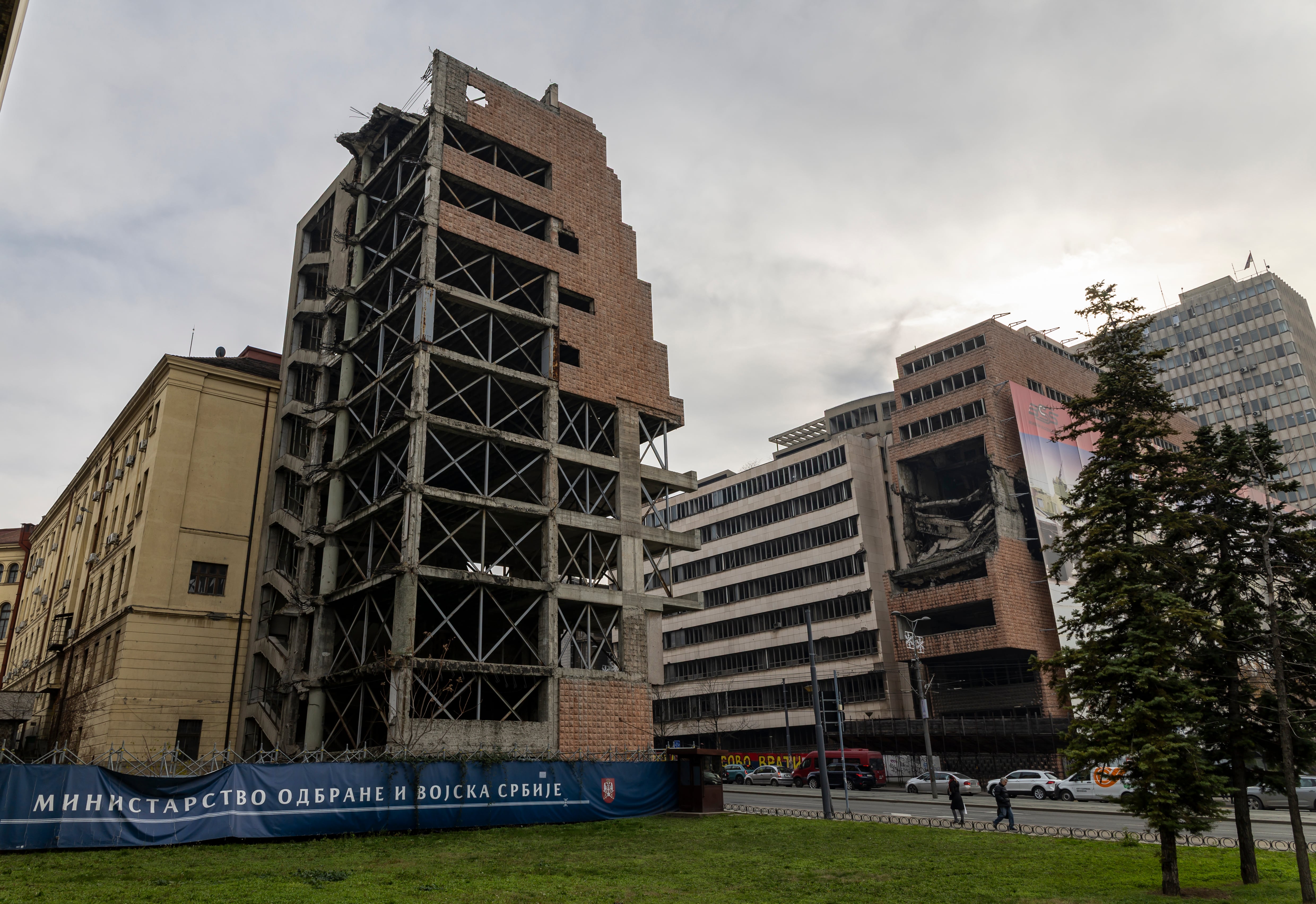 El edificio en ruinas de la antigua sede el ejército yugoslavo en Belgrado que el yerno de Trump pretendía demoler para construir un hotel