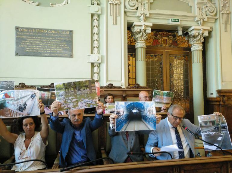 Concejales del PP exhiben las fotos mientras interviene Martínez Bermejo