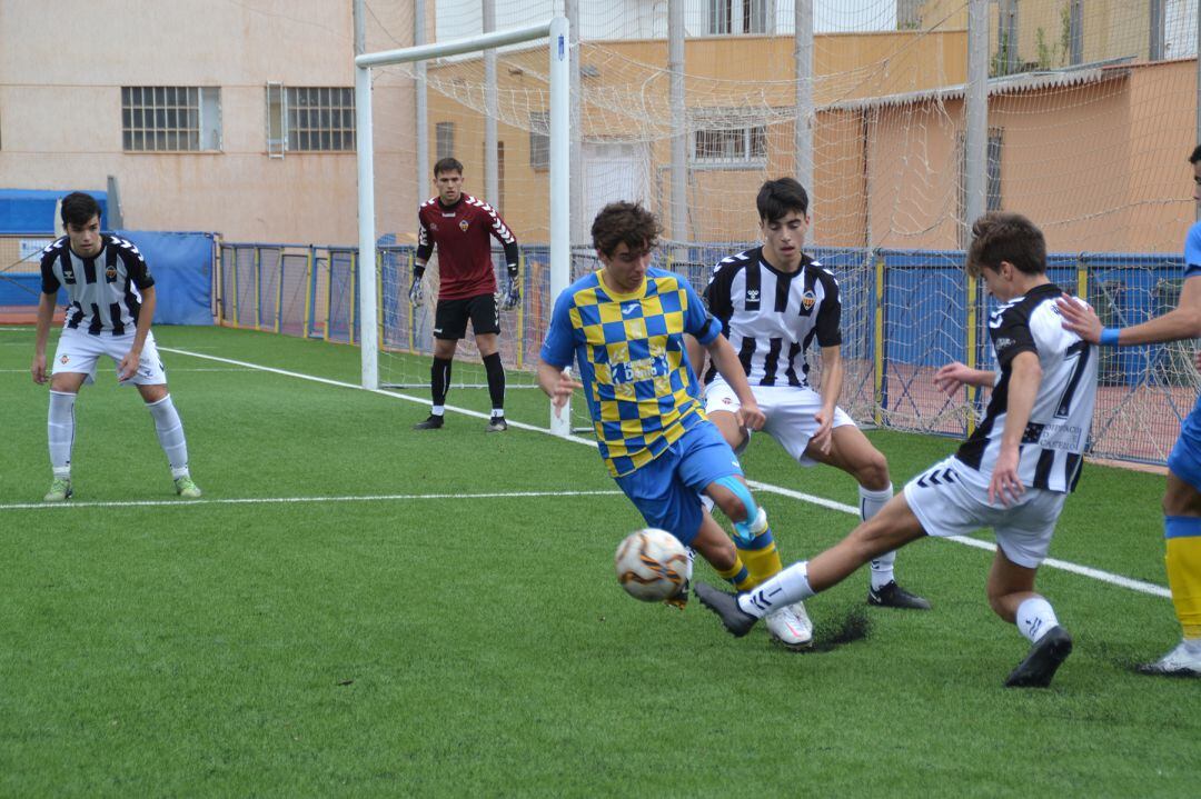 Juvenil dianense derribado dentro del área.