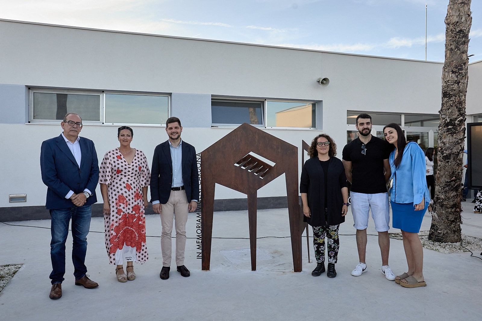 Autoridades municipales, junto a la directora del colegio Ana Hijarro y los hijos de Vicent Cardona.
