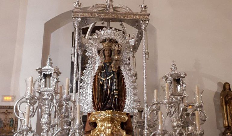 La Hiniesta Gloriosa Coronada en su paso de salida en el interior de la parroquia de San Julián