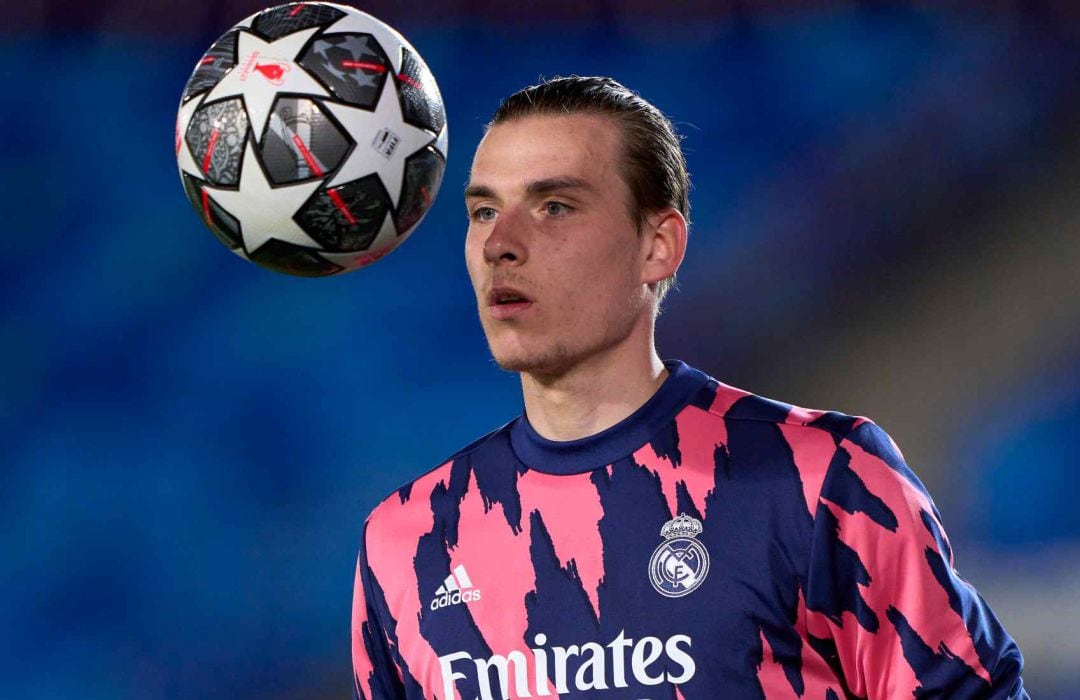 Lunin, en el calentamiento de un partido del Real Madrid.