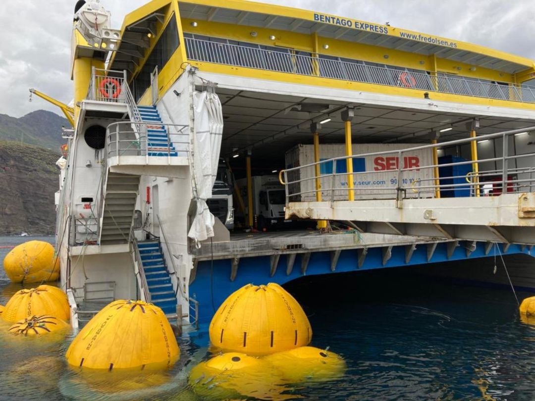 Garantizar la flotabilidad del barco ha sido la prioridad para poder desembarcar la carga