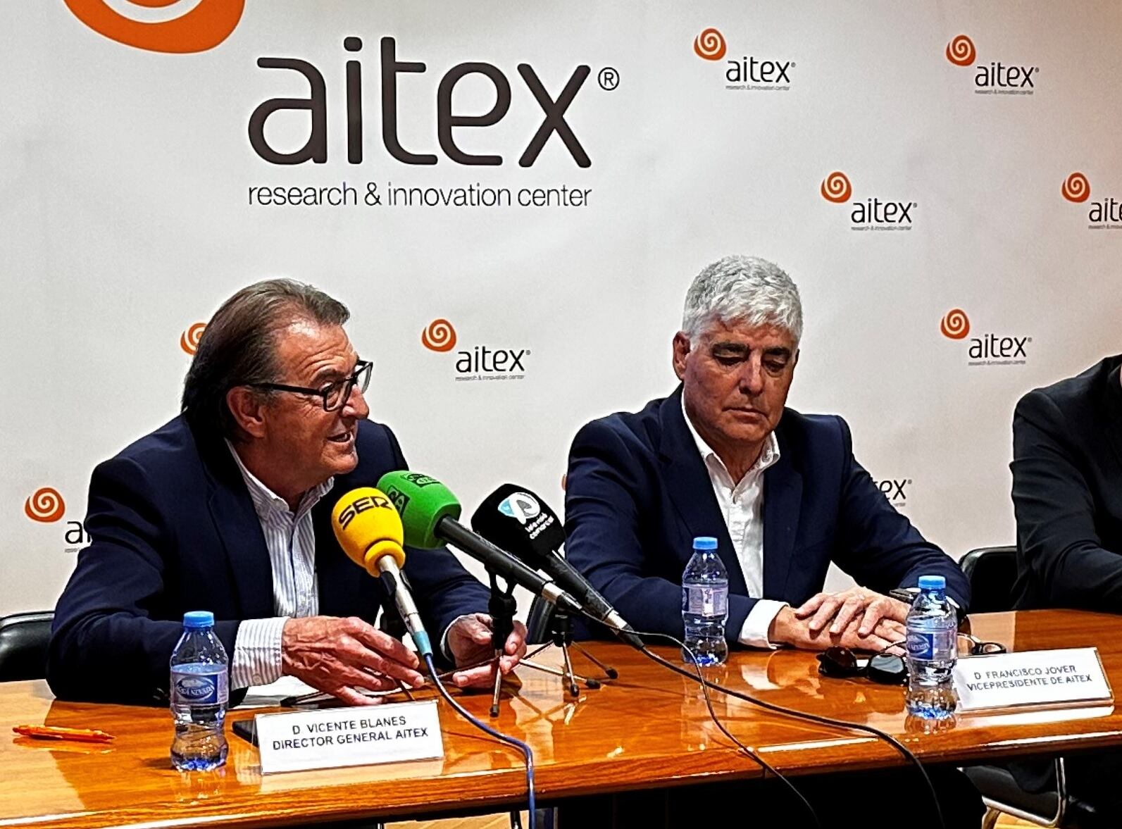 Vicente Blanes, director de Aitex, junto a Francisco Jover, vicepresidente, en la sede de Aitex en Alcoy