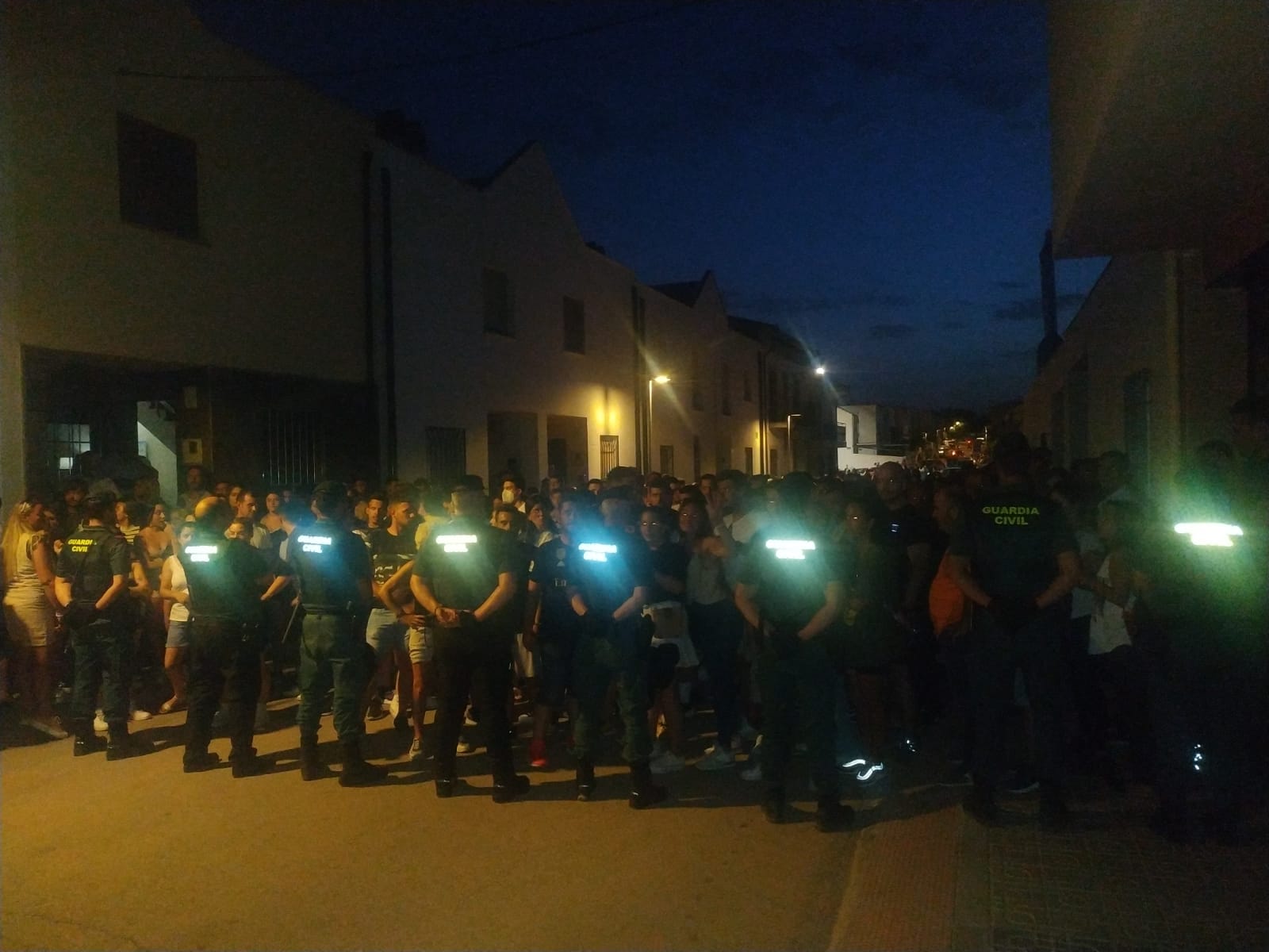 Agentes de la Guardia Civil contienen a un grupo de personas en Peal de Becerro.