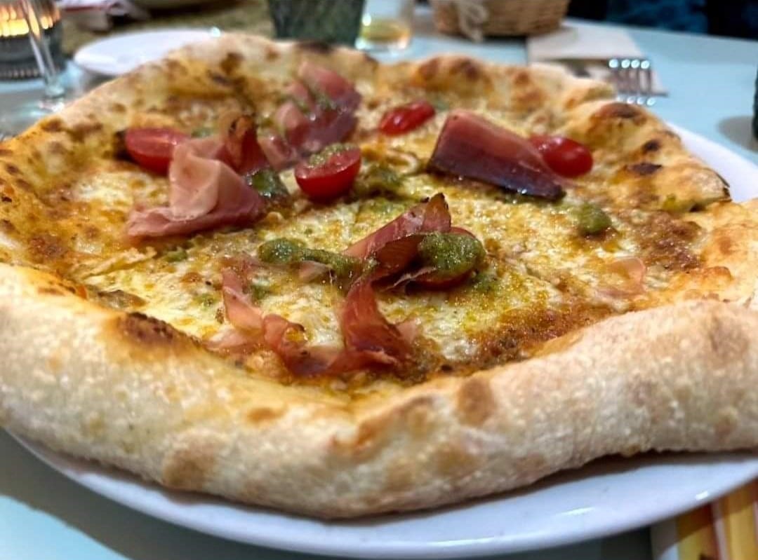 Pizza de prosciutto y pimientos de Il Siciliano