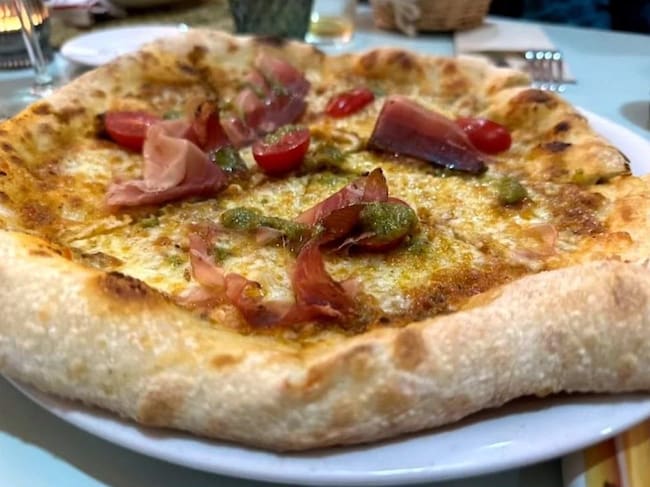 Pizza de prosciutto y pimientos de Il Siciliano