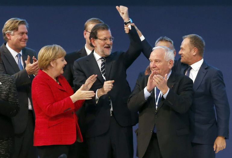 GRA461. MADRID, 22/10/2015.- El presidente del Consejo Europeo, Donald Tusk (d), levanta el brazo del presidente del Gobierno, Mariano Rajoy (c), junto al presidente el PPE, Joseph Daul (2d), y la canciller alemana, Angela Merkel (2i), mientras posan para