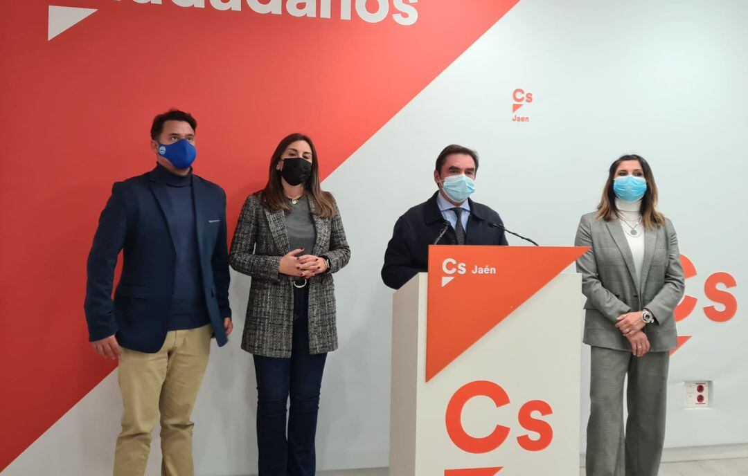 Miguel Moreno ha comparecido en la sede de Ciudadanos en la capital jiennense rodeado de su flamante equipo