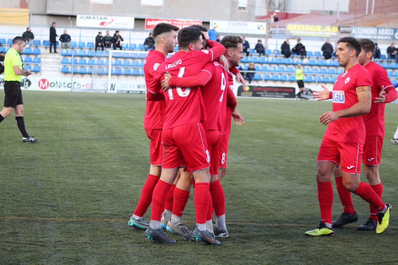 Los jugadores celebran el gol