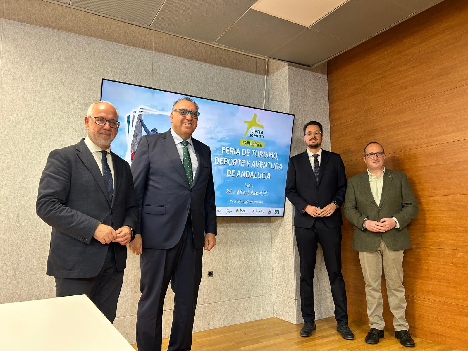 De izquierda a derecha, el delegado del gobierno, Jesús Estrella; el consejero de Turismo, Arturo Bernal; el diputado de Promoción y Turismo, Francisco Javier Lozano, y el delegado de Turismo de la Junta, José Ayala.