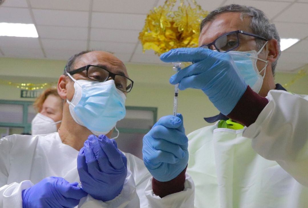 Profesionales sanitarios preprarando las vacunas en la Ciudad de Matrimonios Ancianos